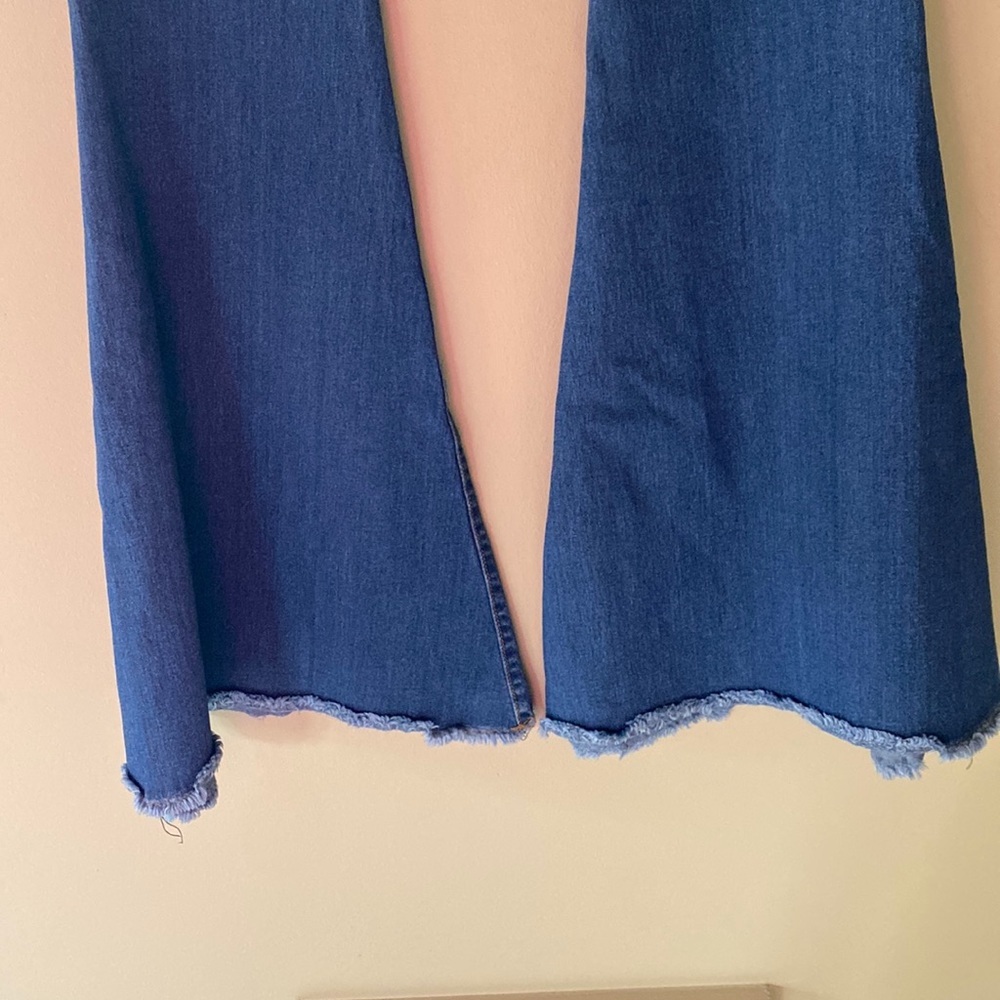 Free People Women’s Denim Flare Jeans with Frayed Hem. Size 27 - Picture 3 of 10